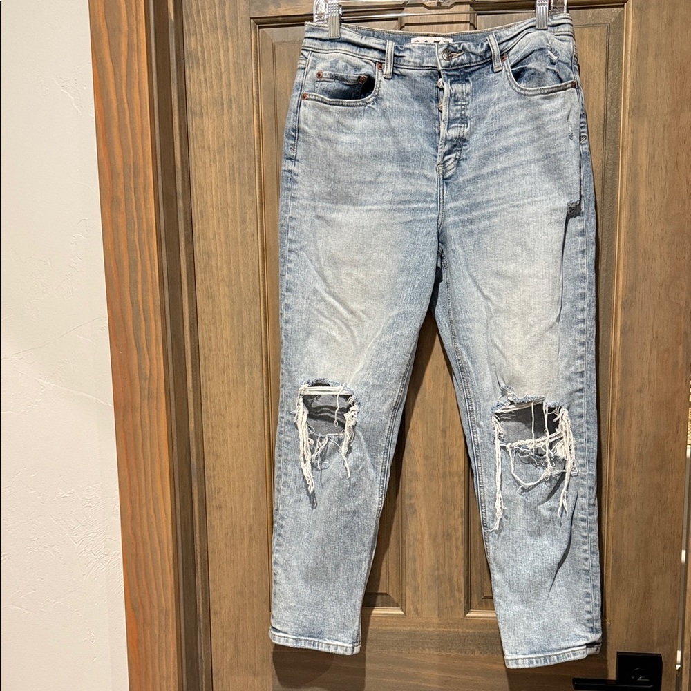 Stylish Distressed Light Blue Cropped Jeans